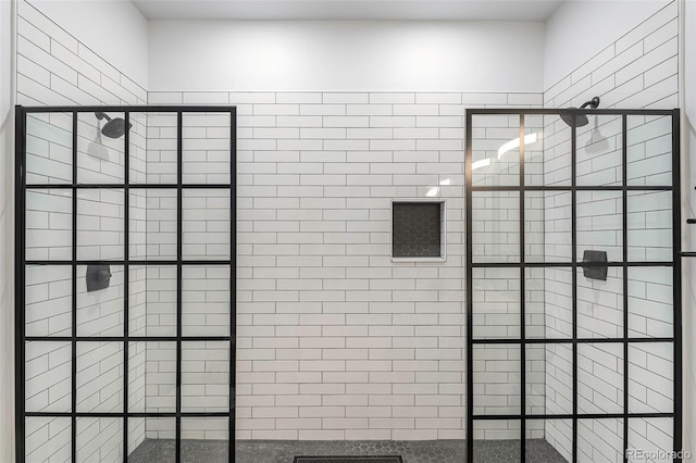 bathroom featuring a tile shower