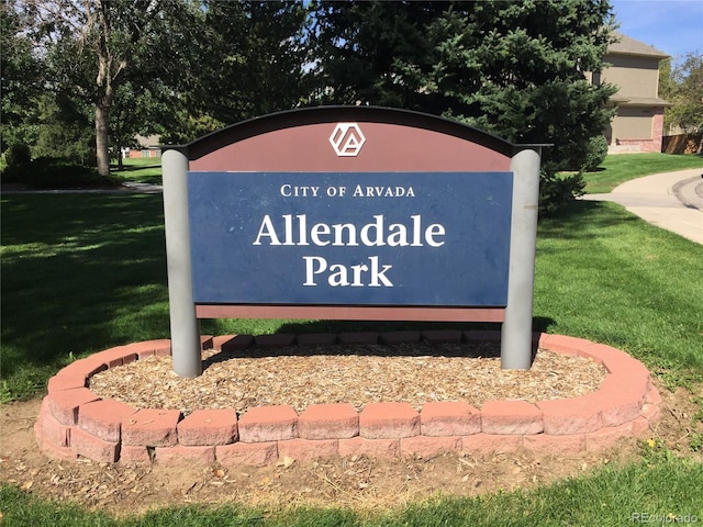 community / neighborhood sign featuring a yard