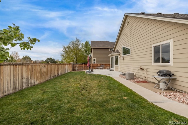 view of yard featuring a patio area