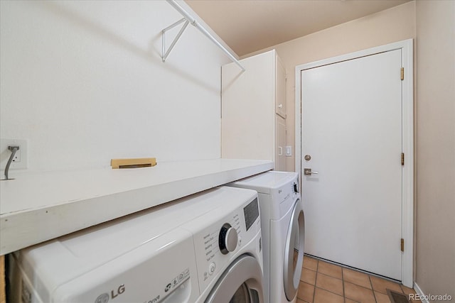 laundry area with visible vents, independent washer and dryer, and light tile patterned floors