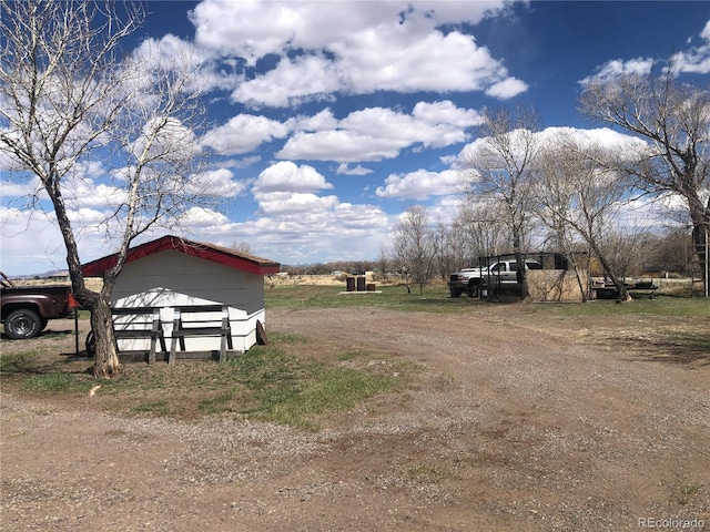 view of dirt / gravel driveway