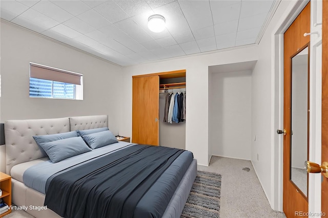 bedroom with carpet flooring and a closet