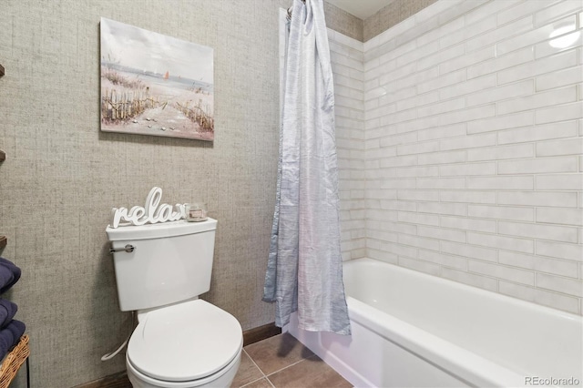 full bath featuring toilet, tile patterned flooring, shower / bath combo, and baseboards