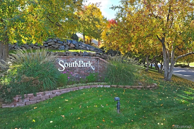 community / neighborhood sign with a yard
