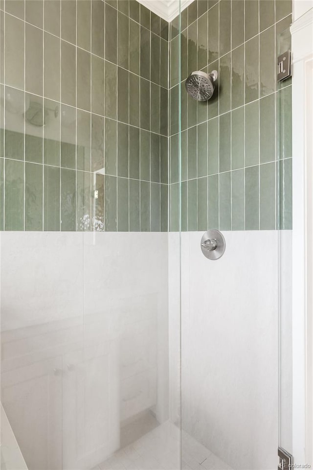 full bathroom featuring a tile shower