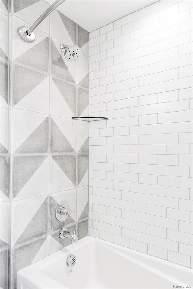 bathroom featuring tiled shower / bath