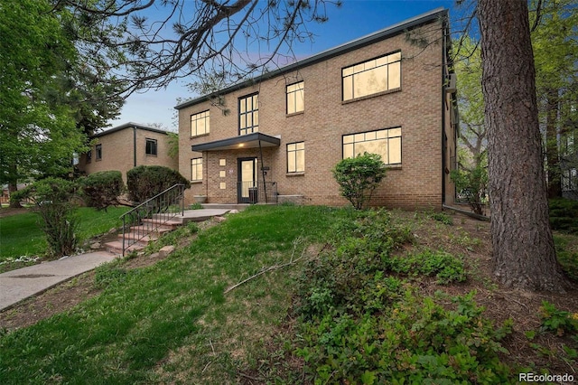 view of front of house featuring a front lawn