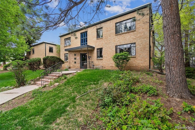 view of front of property with a front yard