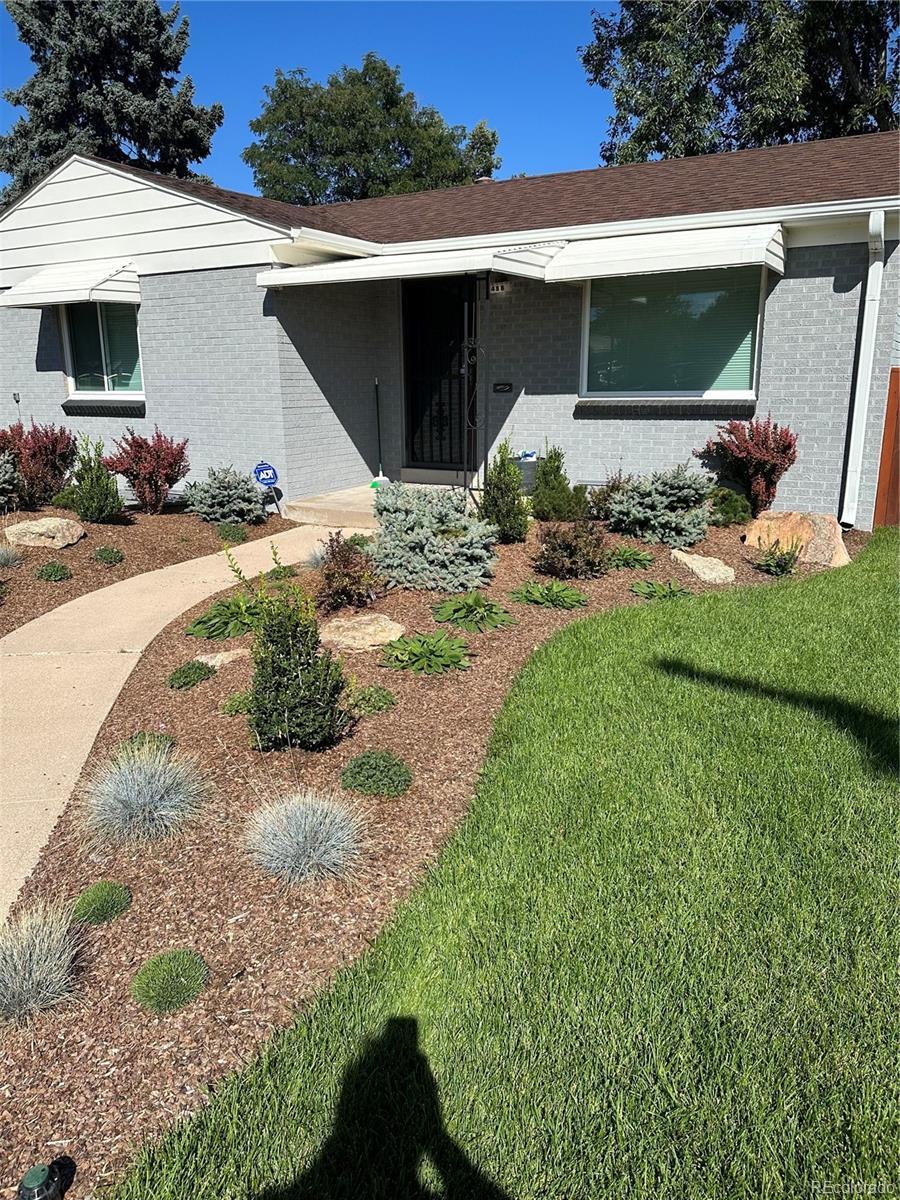 488 S Leyden St, Denver, CO 80224 - view of front facade featuring brick siding and a front yard