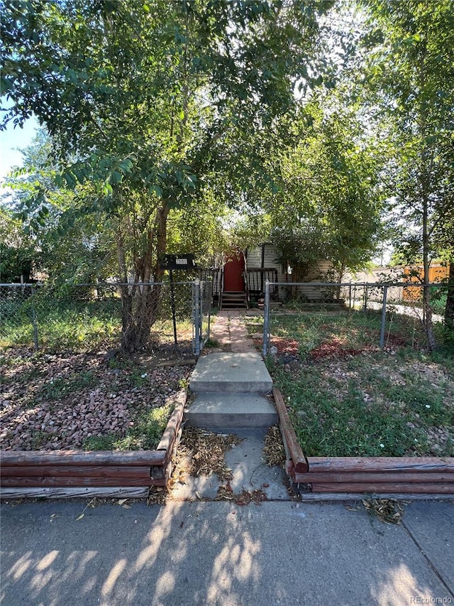 view of front of house with a fenced front yard