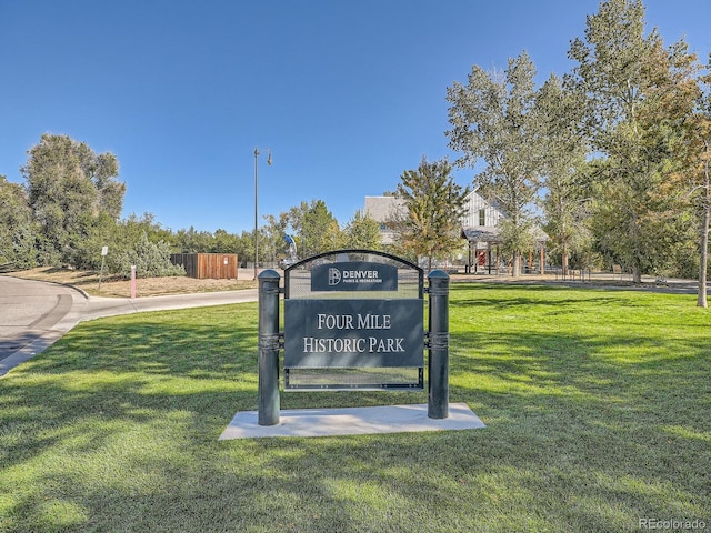 community / neighborhood sign featuring a lawn