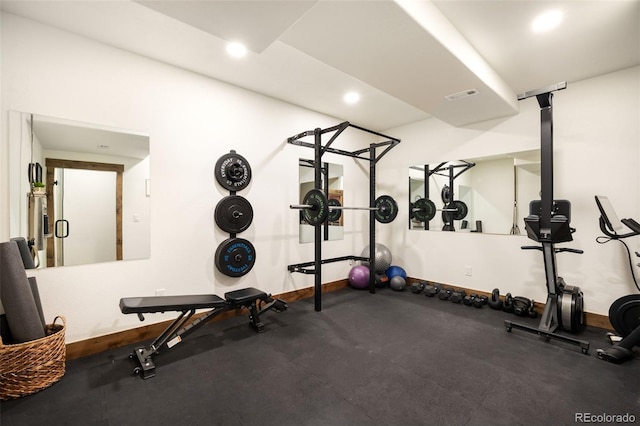 workout room featuring recessed lighting, visible vents, and baseboards