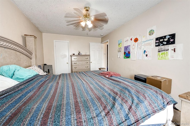 bedroom featuring ceiling fan and a textured ceiling