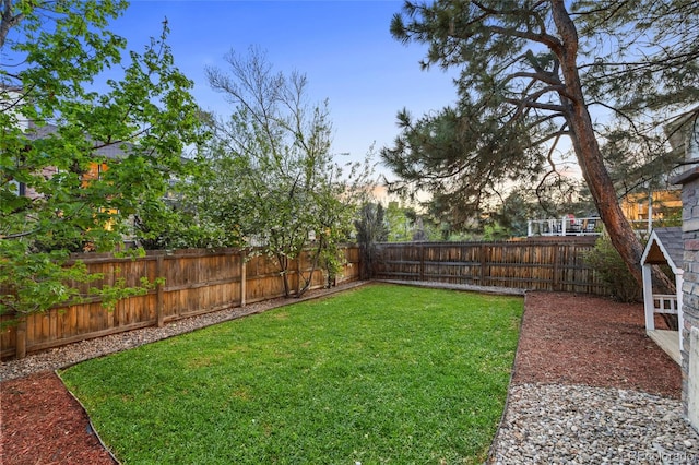 view of yard at dusk