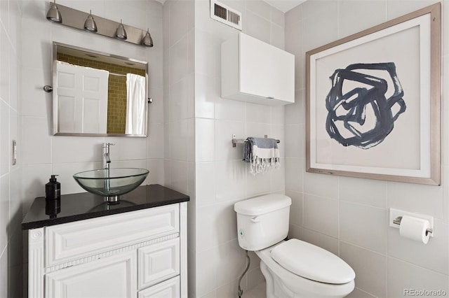 790 N Clarkson St Unit 206, Denver, CO 80218 - full bath with tile walls, vanity, toilet, a shower with curtain, and decorative backsplash