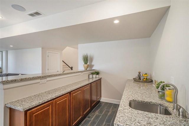 7033 E Lake Cir, Centennial, CO 80111 - bar with a sink, visible vents, recessed lighting, dark wood-style flooring, and baseboards