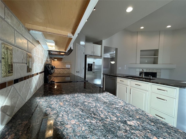 kitchen featuring stove, a sink, backsplash, stainless steel fridge with ice dispenser, and dishwasher