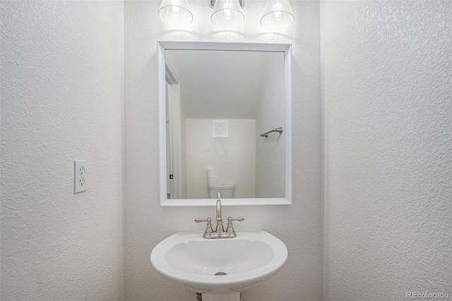 3000 E 112th Ave Unit 61, Northglenn, CO 80233 - bathroom featuring a sink and a textured wall