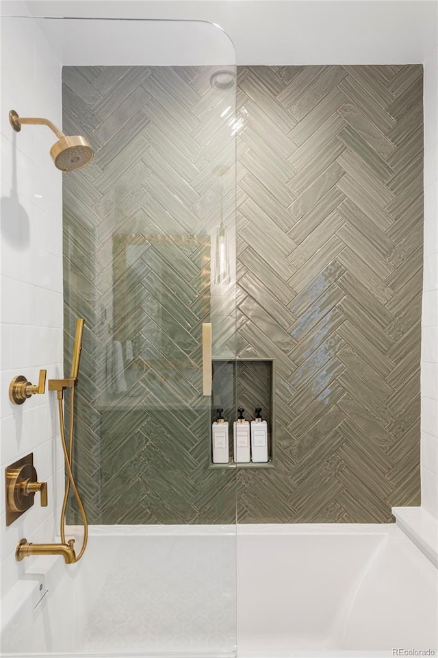 bathroom featuring a tile shower