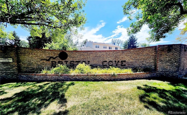 7624 S Cove Cir, Centennial, CO 80122 - community / neighborhood sign featuring a yard