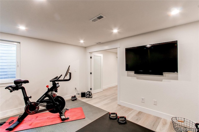 workout room featuring light wood-style flooring, recessed lighting, visible vents, and baseboards