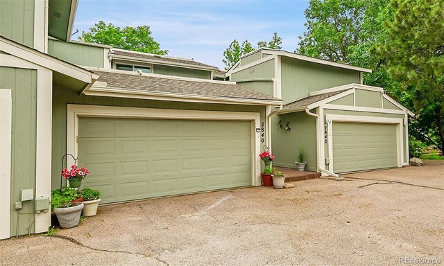 2840 S Kenton Ct, Aurora, CO 80014 - view of front facade with roof with shingles and driveway
