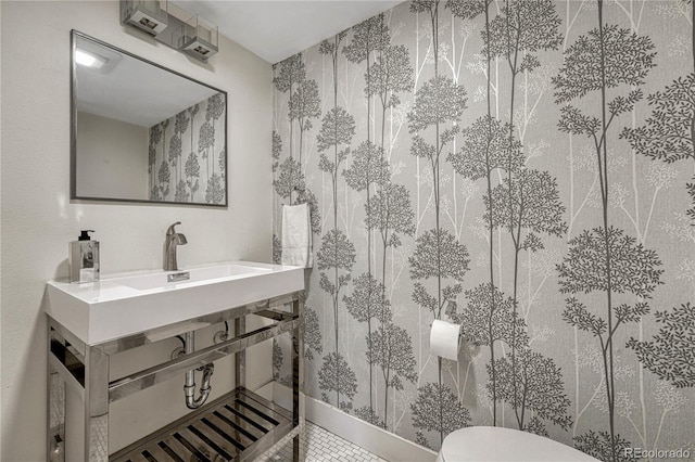 1355 Gaylord St Unit 6, Denver, CO 80206 - bathroom with baseboards and wallpapered walls