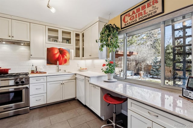 kitchen featuring sink, decorative backsplash, stainless steel gas range, and dishwasher