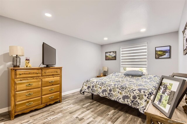 7465 S Ivy Way, Centennial, CO 80112 - bedroom with light wood finished floors, baseboards, and recessed lighting