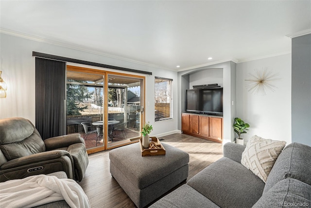 living room with light wood-style flooring, ornamental molding, baseboards, and recessed lighting