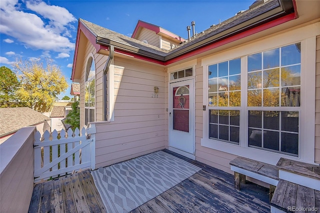 property entrance featuring a deck