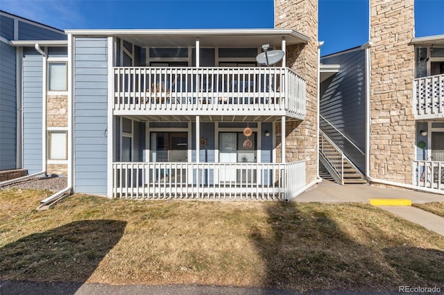 view of front of property with a front yard