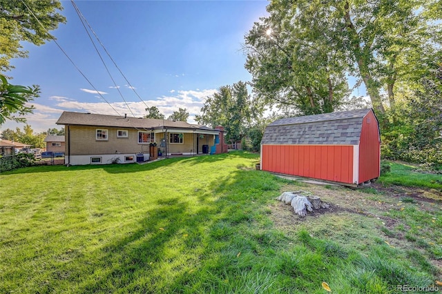 view of yard with a shed