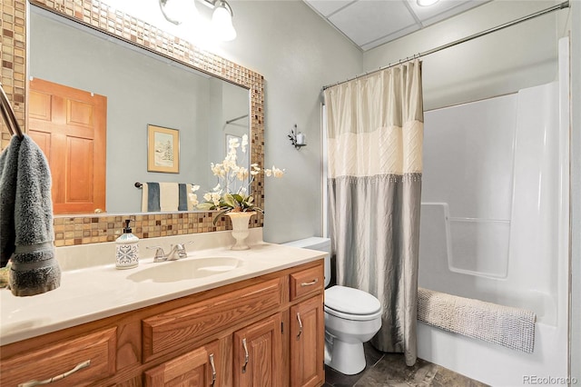full bath featuring vanity, toilet, and a shower with curtain