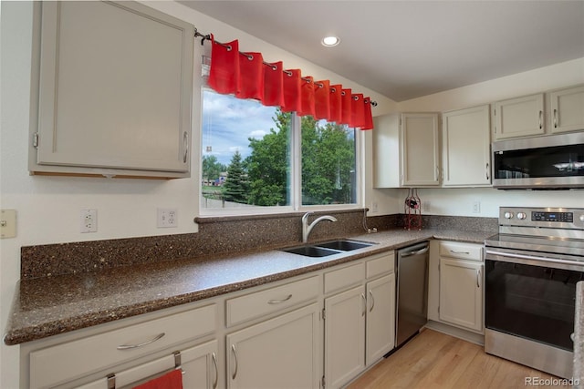 1825 Keota Ln, Superior, CO 80027 - kitchen with stainless steel appliances, a sink, light wood finished floors, dark countertops, and recessed lighting