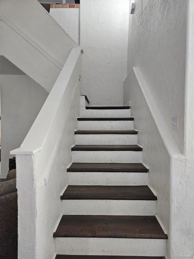 34358 Goldenrod Cir, Kiowa, CO 80117 - staircase with a textured wall