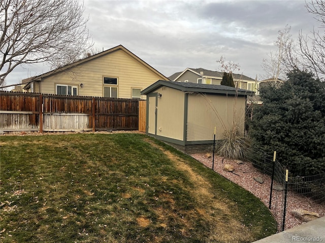 view of yard with a storage unit