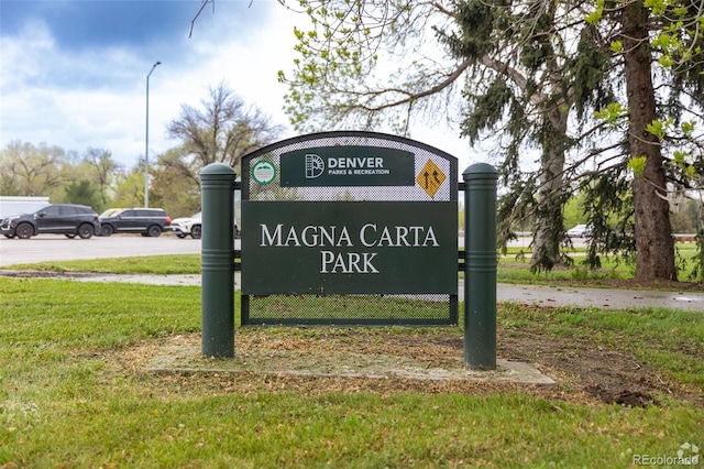 community sign with a yard
