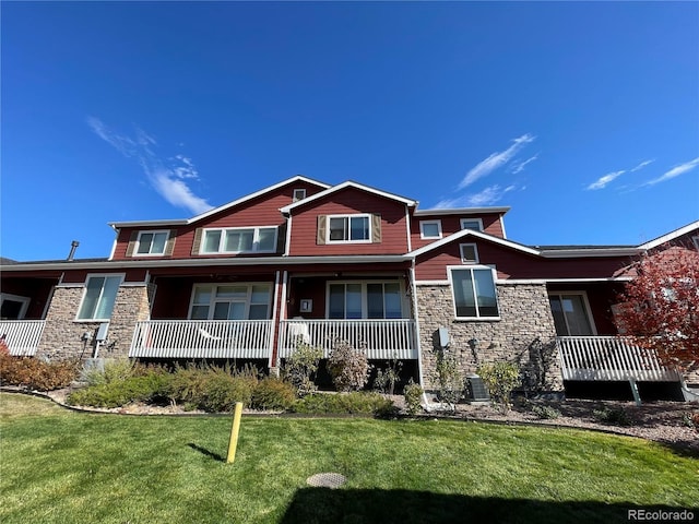 view of front of property with a front lawn