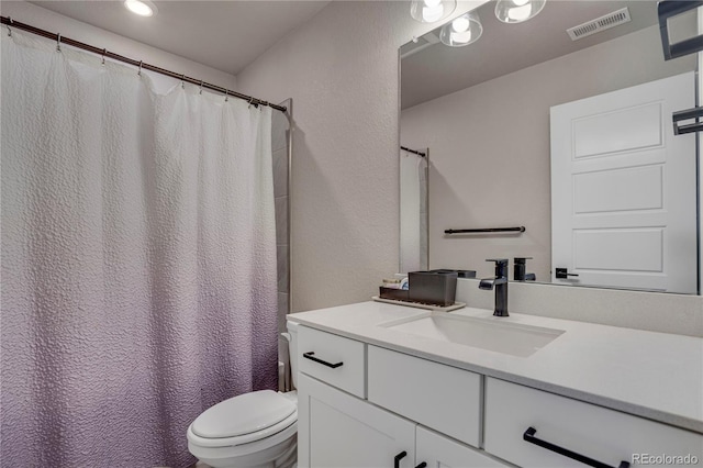 9836 Banner Peak St, Littleton, CO 80125 - full bath with toilet, vanity, recessed lighting, and a shower with shower curtain