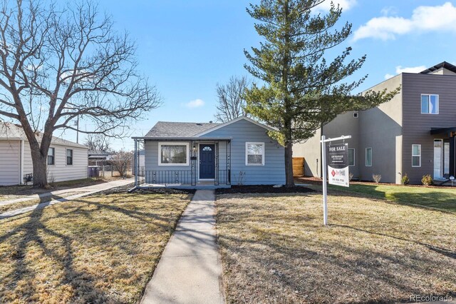 view of front of property featuring a front lawn