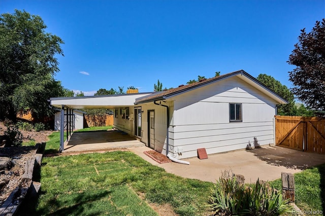 view of front of house featuring a carport, a storage shed, and a front yard