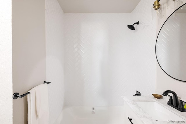 bathroom with vanity and tiled shower / bath