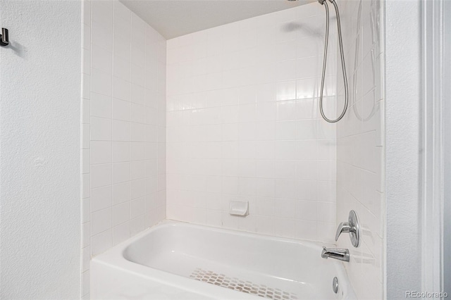 bathroom with tiled shower / bath combo