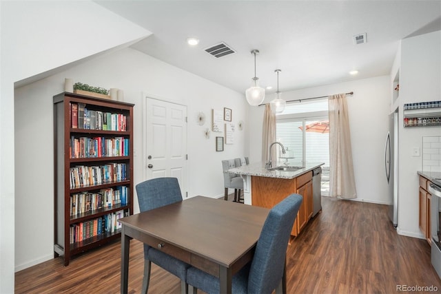 dining room featuring dark wood-type flooring, recessed lighting, and baseboards