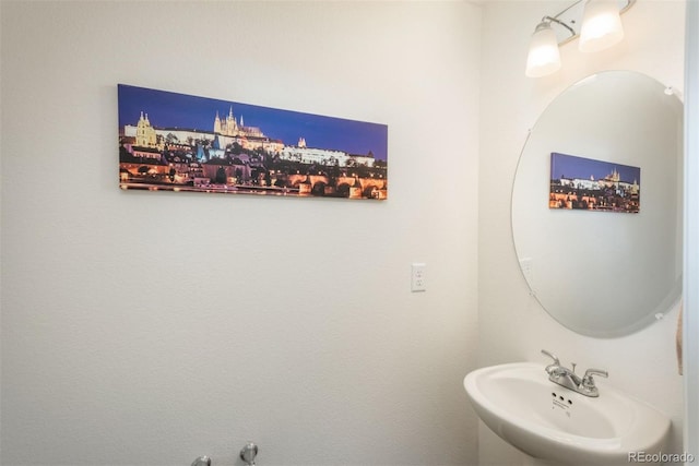 bathroom featuring a sink