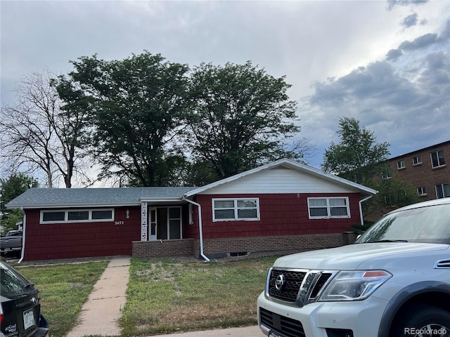 single story home with a front lawn