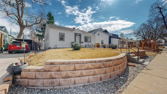 view of front of property featuring a front lawn