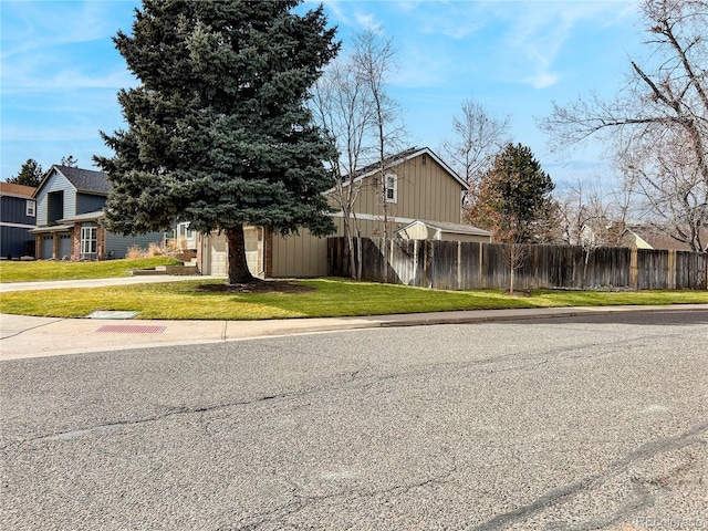 view of front of house featuring a front lawn and fence