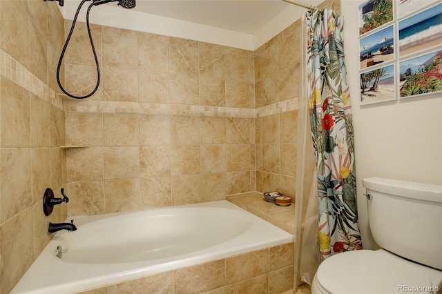 bathroom with toilet and tiled shower / bath